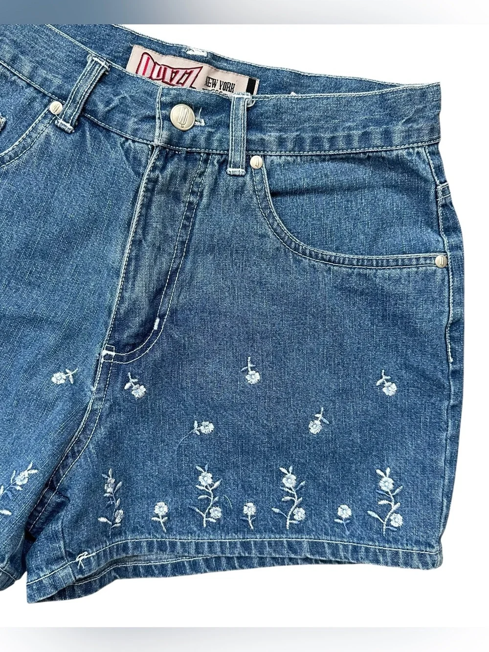 Vintage 90s Medium Wash High Rise White Floral Embroidered Denim Shorts Size 7/8